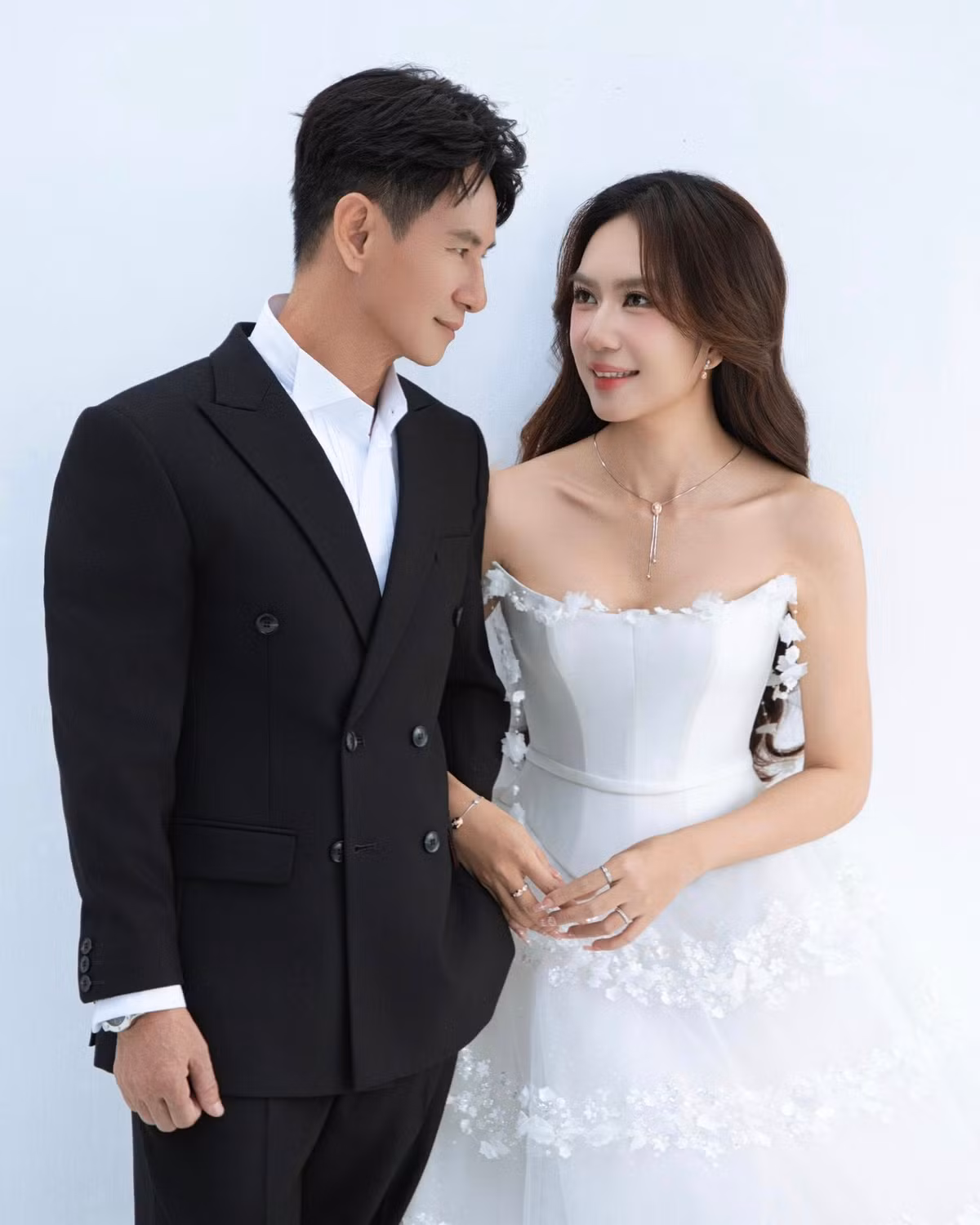 Điều khiến gia đình nam đạo diễn nhận được nhiều thiện cảm chính là lối sống giản dị dù sở hữu cuộc sống khá sung túc.