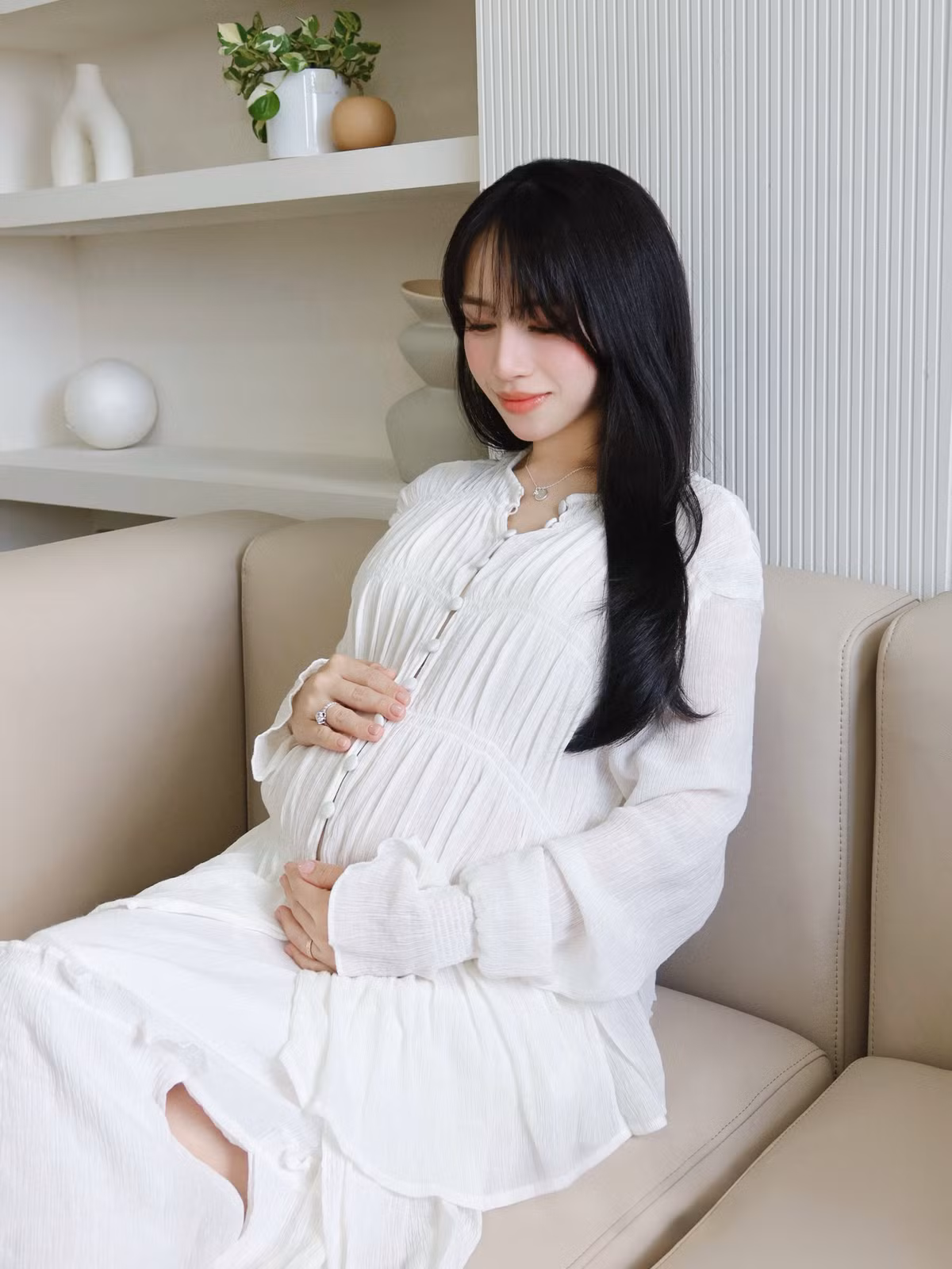 Hành trình chuẩn bị đón em bé thứ 5 tiếp tục khiến Joyce Phạm trở thành tâm điểm chú ý. Hình ảnh bà mẹ trẻ vẫn giữ được vẻ rạng rỡ, phong cách và năng lượng trẻ trung đang nhận được nhiều sự quan tâm từ cộng đồng mạng. Ảnh: FB Phạm Trần Nguyễn Minh Phạm