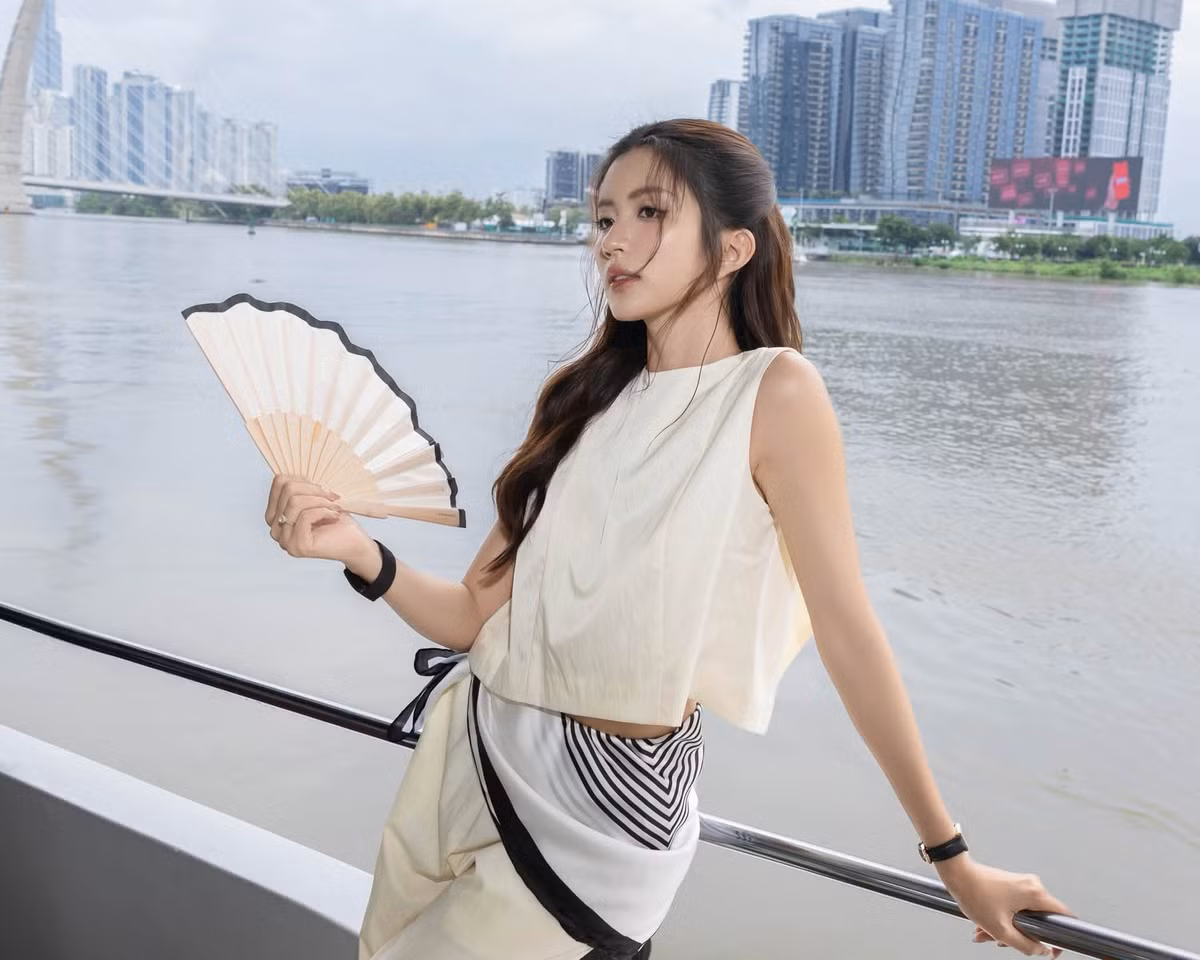 Trong những hình ảnh đời thường được chia sẻ trên mạng xã hội, Ngọc Huyền thường lựa chọn các trang phục nữ tính pha chút quyến rũ. Cô không ngại thử nghiệm nhiều kiểu dáng mới, từ váy hai dây, thiết kế ôm sát đến những bộ trang phục có đường cắt xẻ vừa phải. Ảnh: FB Nguyễn Ngọc Huyền