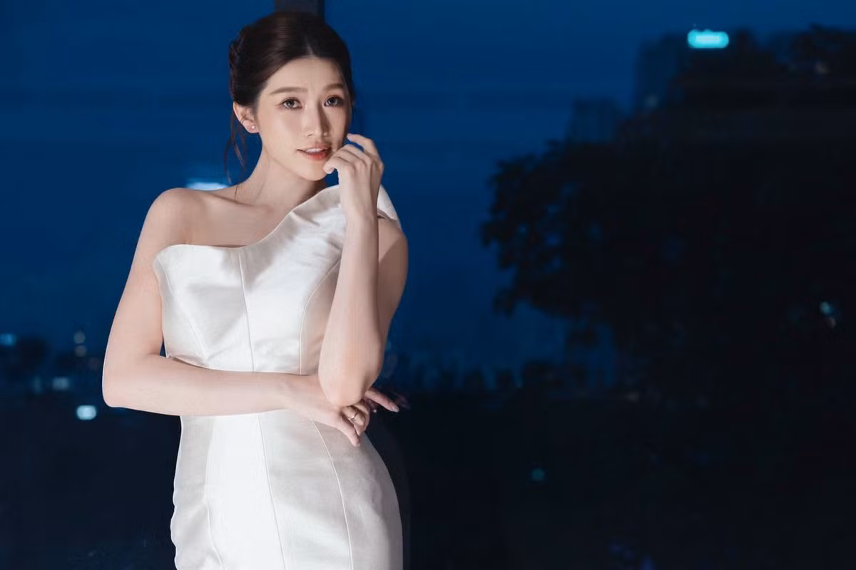 Không cần diện trang phục cầu kỳ hay tạo hình quá kiểu cách, Quỳnh Châu vẫn nổi bật nhờ thần thái tự tin. Nụ cười rạng rỡ cùng phong cách nhẹ nhàng giúp cô ghi điểm trong từng khung hình. Ảnh: FB Chế Nguyễn Quỳnh Châu