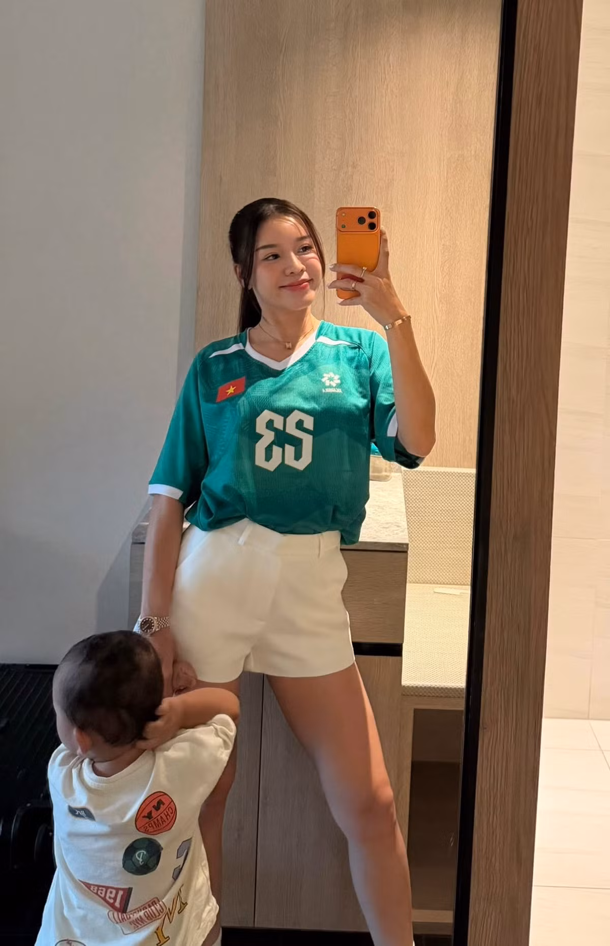 Dù những bức ảnh được chụp bằng camera thường, Yến Xuân vẫn gây ấn tượng với body cân đối, khỏe khoắn. Nhiều người nhận xét cô sở hữu vóc dáng nổi bật trong dàn WAGs Việt Nam. Ảnh: FB Bùi Thị Yến Xuân