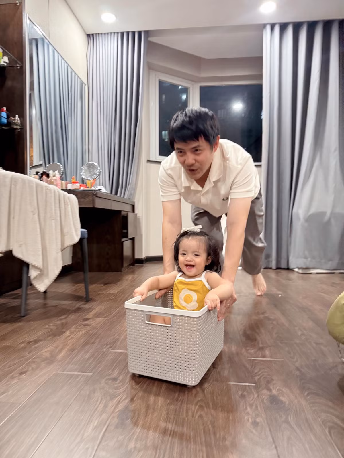 Ca sĩ Ông Cao Thắng chơi đùa cùng con gái. Ảnh: FB Ông Cao Thắng