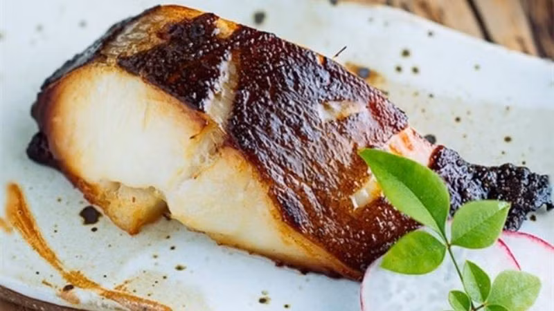 Protein trong cá tuyết có cấu trúc axit amin gần giống với protein của cơ thể người nên khả năng hấp thu rất tốt. Nhờ đó, loại cá này giúp cung cấp nguyên liệu cần thiết cho quá trình tổng hợp collagen, yếu tố quan trọng quyết định độ đàn hồi và căng mịn của làn da. Ảnh: Bách hoá Xanh