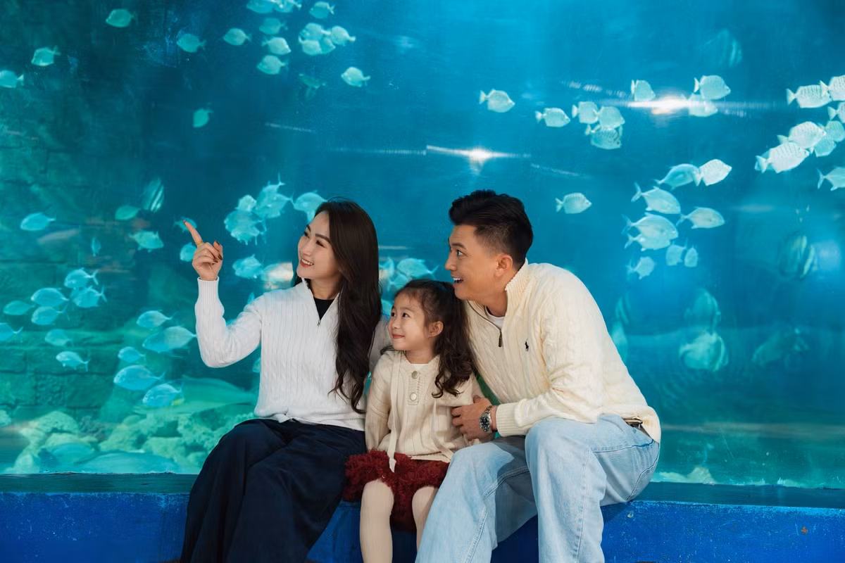 Diễn viên Hà Việt Dũng đưa vợ và con gái đi khu vui chơi. Ảnh: FB Hà Việt Dũng