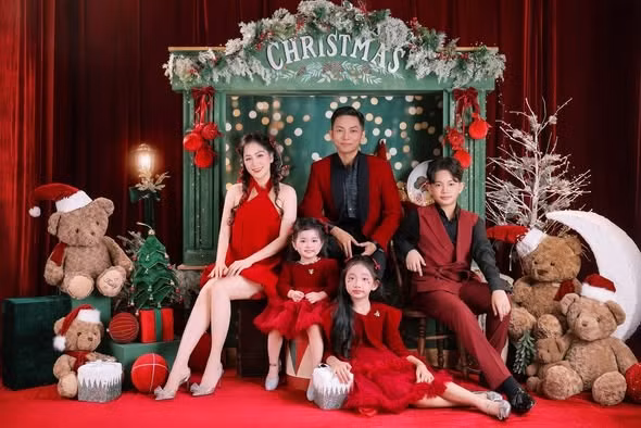 Gia đình nhỏ Khánh Thi - Phan Hiển diện đồ đỏ rực thực hiện bộ ảnh đón Noel. Ảnh: FB Khanh Thi Phan Hien