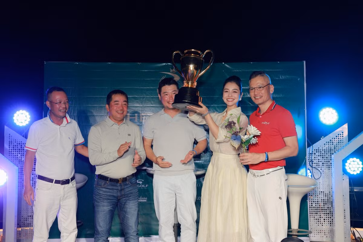 Hoa hậu Jennifer Phạm được ông xã - doanh nhân Đức Hải - chúc mừng khi vô địch một giải golf. Ảnh: FB Jennifer Pham