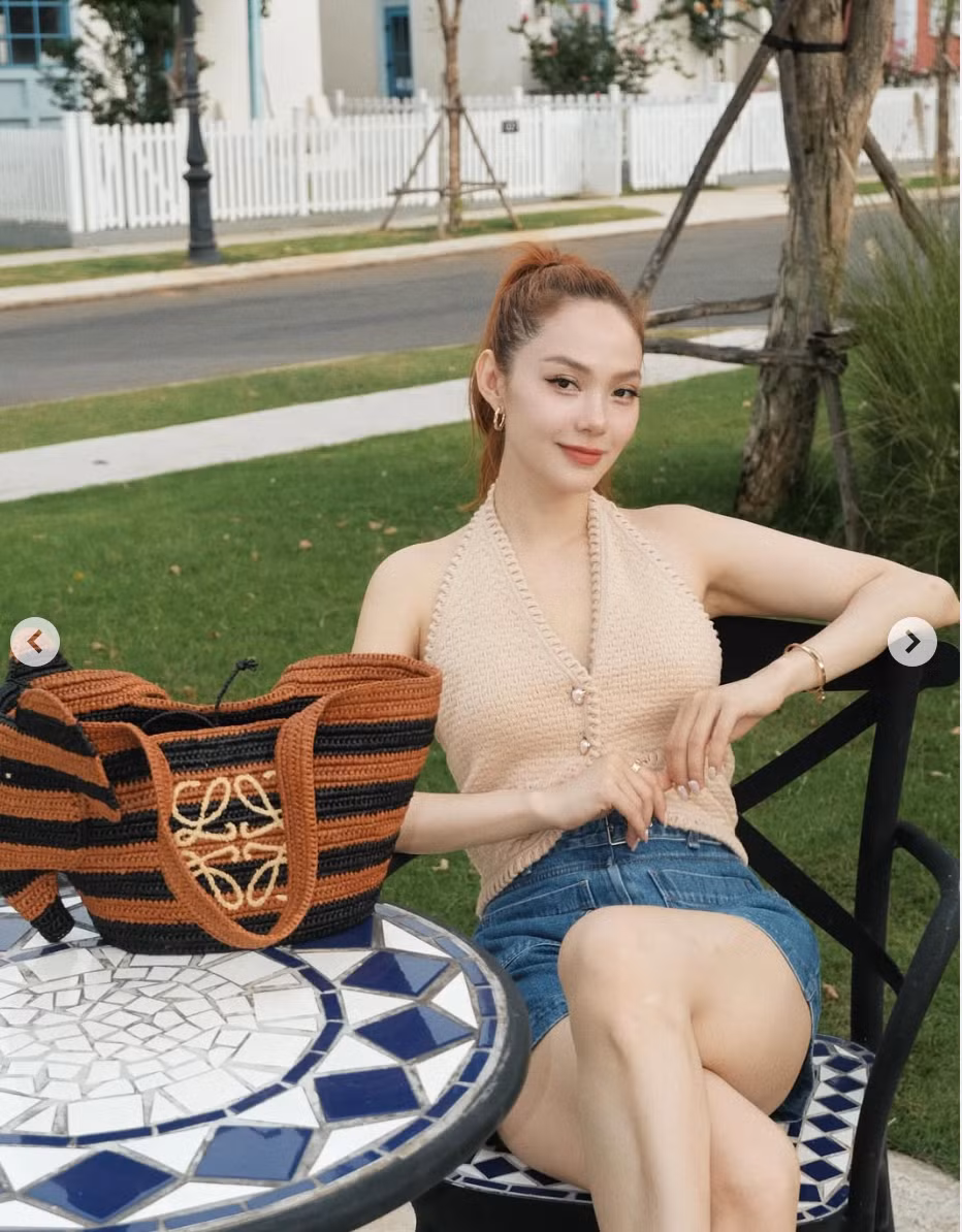 Minh Hằng diện đồ trẻ trung cùng chiếc túi cói giá 40 triệu đồng. Ảnh: FB IG minhhang2206