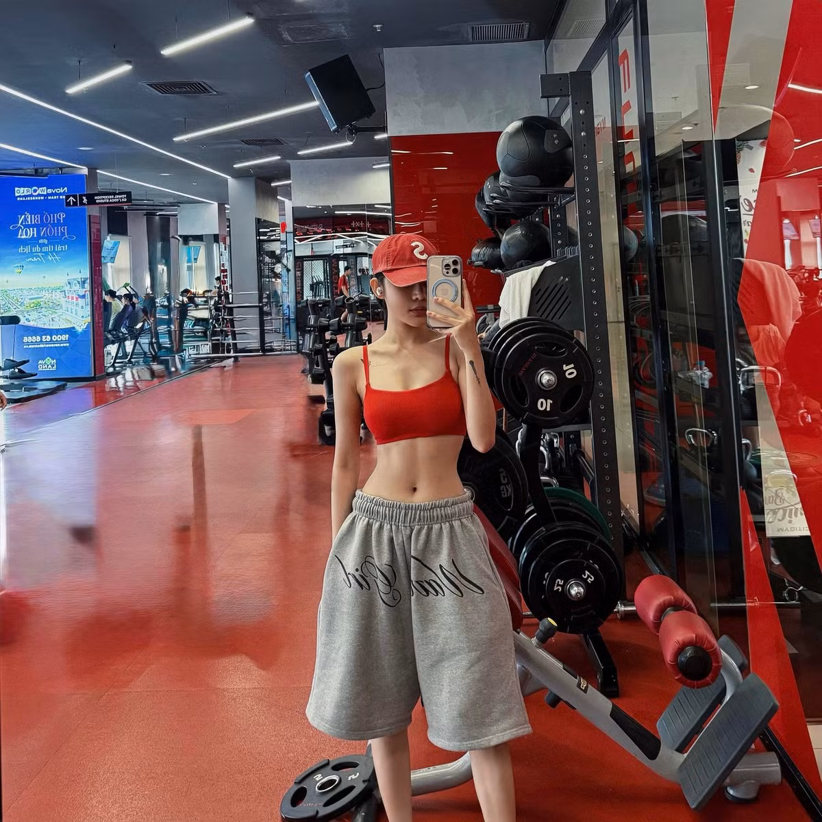 Công thức crop top và quần cạp cao cũng được LyLy biến hóa linh hoạt với nhiều kiểu dáng, chất liệu khác nhau. Cách phối đồ này vừa tôn vòng eo nhỏ gọn, vừa giúp đường cong cơ thể được thể hiện một cách tinh tế. Ảnh: FB Nguyễn Hoàng Ly
