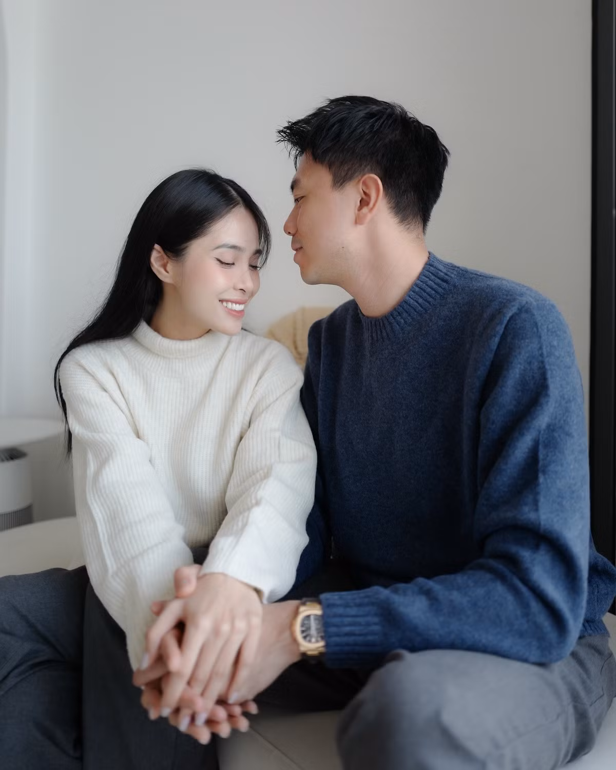 Thời điểm Kiều Anh tham gia chương trình Chị đẹp đạp gió 2024, Văn Quỳnh trở thành “hậu phương” lớn nhất. Anh không chỉ động viên tinh thần mà còn nhiều lần bay từ Hà Nội vào TPHCM để theo dõi quá trình luyện tập và xem vợ biểu diễn trực tiếp trên sân khấu.