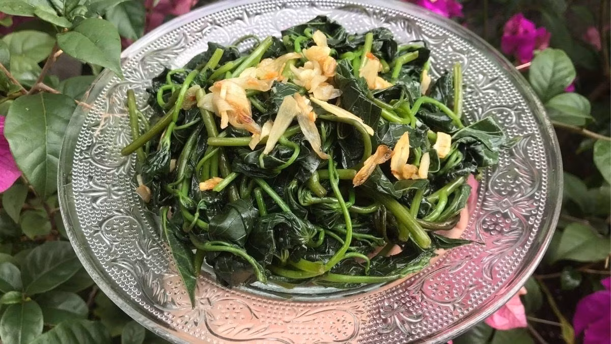 Nhờ chứa chất xơ, rau lang có thể góp phần hỗ trợ nhu động ruột và hoạt động tiêu hóa. Đây cũng là loại rau có thể kết hợp với nhiều thực phẩm khác để tạo nên những bữa ăn giàu rau xanh, giúp thực đơn hằng ngày trở nên cân đối hơn. Ảnh: Điện máy XANH
