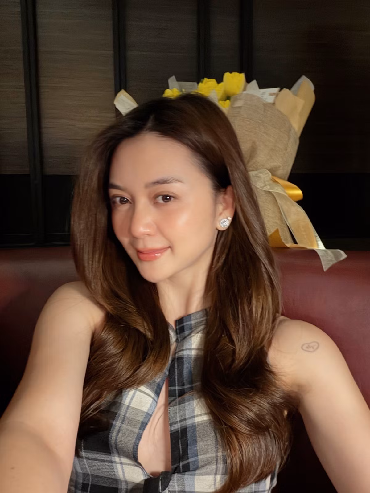 Trong khoảnh khắc được chia sẻ, nữ ca sĩ không ngần ngại thể hiện sự thân mật khi trao nụ hôn má đầy tình cảm cho nửa kia.