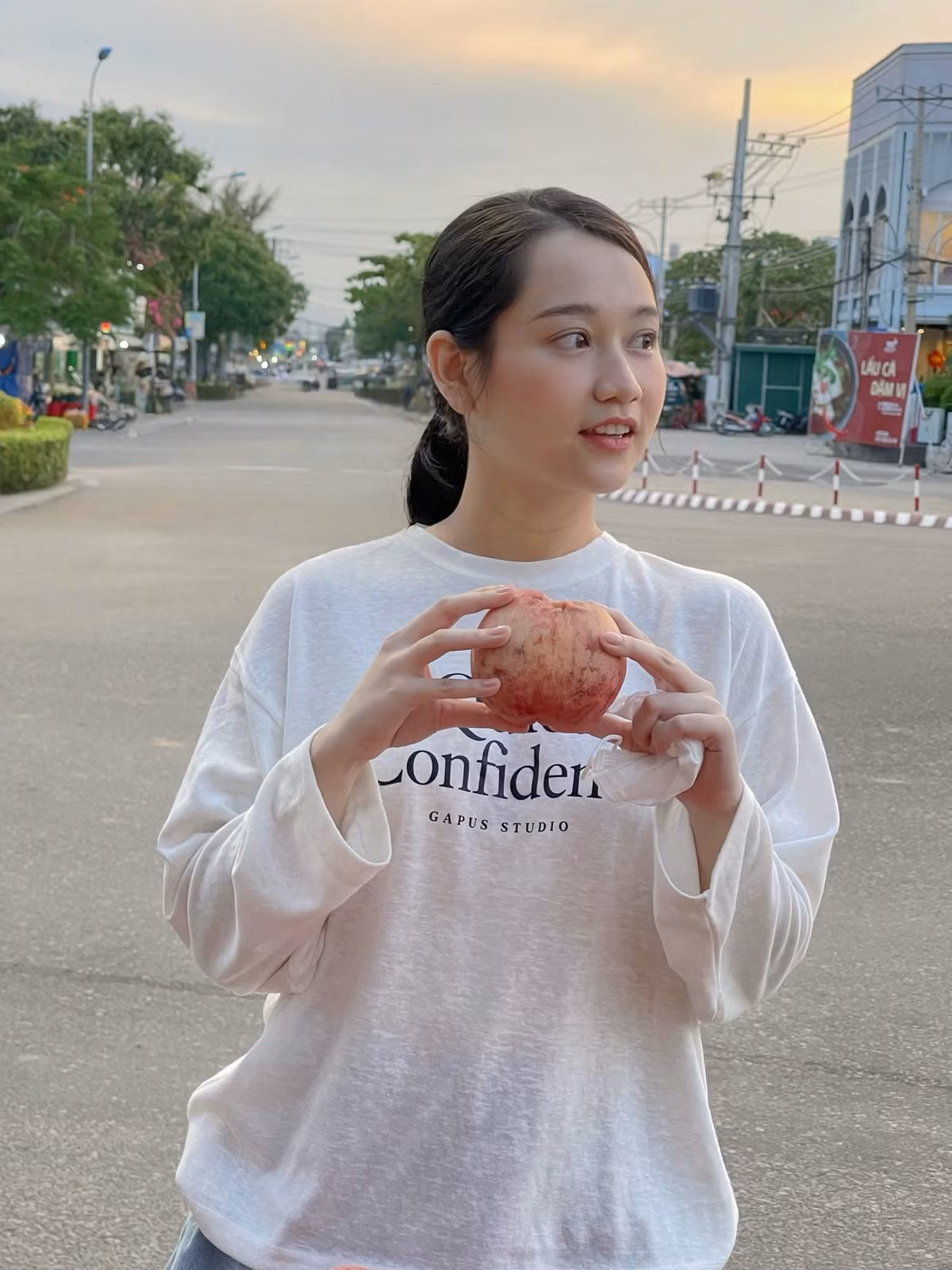 Trong trang phục tôn dáng, nữ diễn viên khoe vẻ ngoài nữ tính và cuốn hút. Đặc biệt, đôi mắt to tròn, long lanh vẫn là điểm nhấn nổi bật trên gương mặt, góp phần tạo nên nét riêng đã giúp Trúc Anh được khán giả nhớ đến từ những ngày đầu diễn xuất. Ảnh: FB Trúc Anh