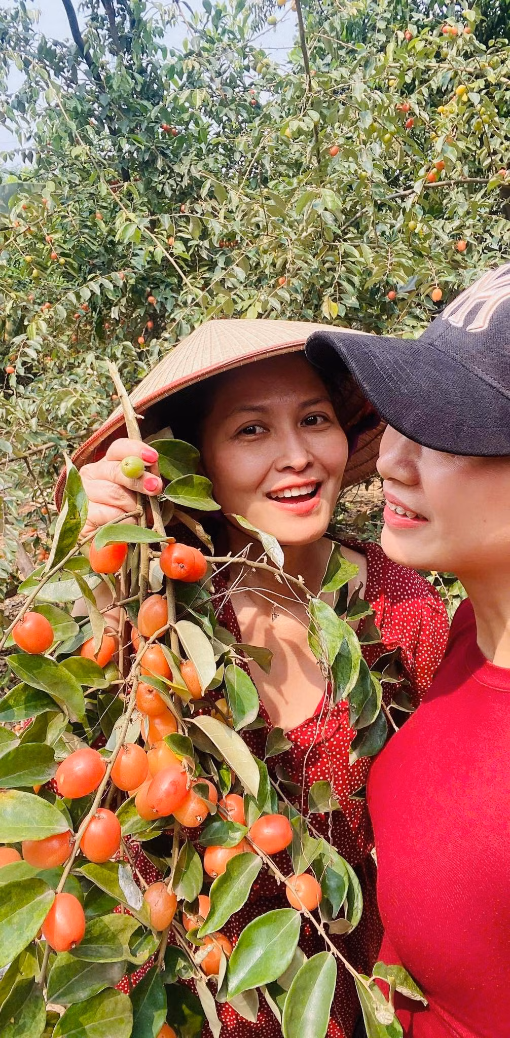 Đinh Thúy Hà thoải mái khoe mặt mộc mịn màng của mình với khán giả.