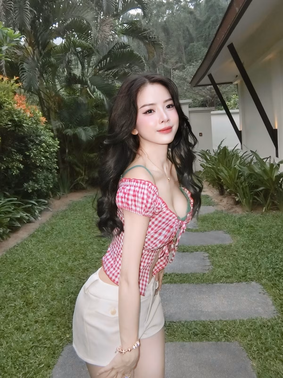 DJ Mie tạo dáng chụp ảnh trong sân vườn. Ảnh: FB DJ Mie