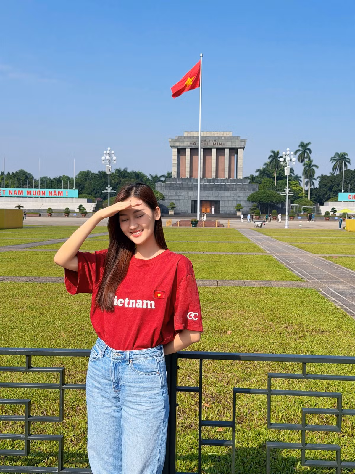 Tin tức sao Việt 18/10: Hoa hậu Quế Anh từ miền Nam ra thăm Lăng Bác. Người đẹp không quên ghi lại những khoảnh khắc xinh đẹp dưới ánh nắng mùa thu Hà Nội. Ảnh: FB Võ Lê Quế Anh