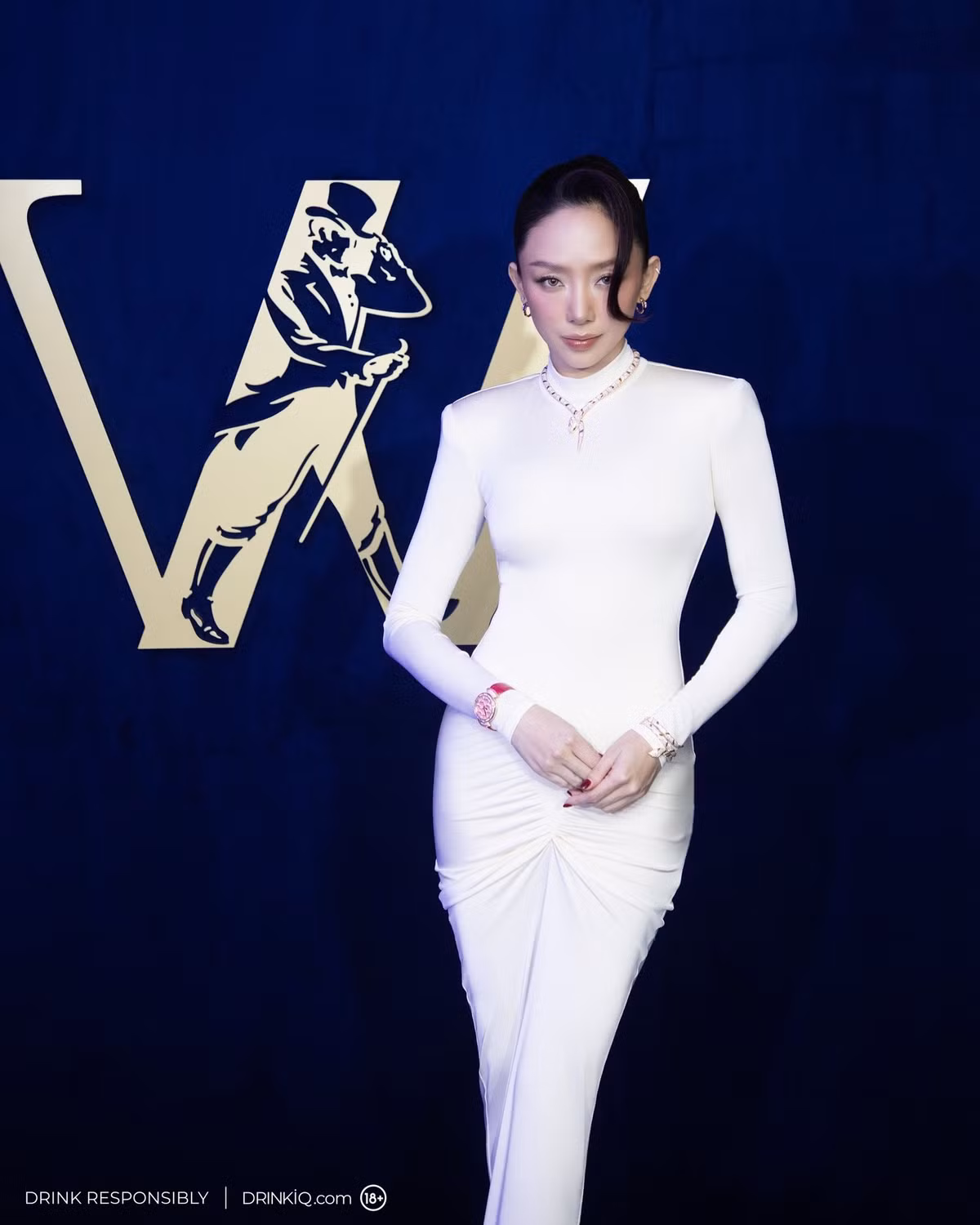 Trang phục màu trắng vốn dễ làm lộ khuyết điểm cơ thể, nhưng Tóc Tiên lại “cân đẹp” nhờ vóc dáng săn chắc, quyến rũ và phong thái tự tin. Giọng ca chọn kiểu tóc búi cao thanh lịch, kết hợp layout trang điểm sắc sảo giúp tôn lên gương mặt hiện đại, khí chất ngôi sao.
