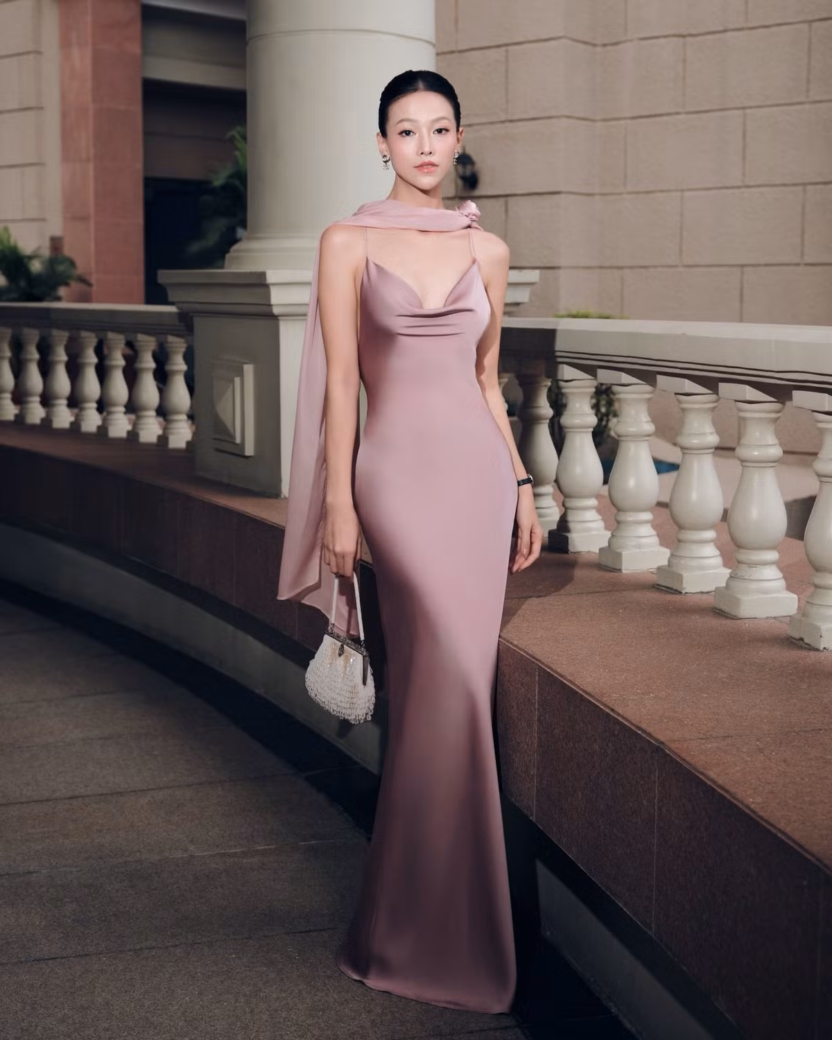 Hoa hậu Phương Khánh lên đồ với váy lụa dáng dài đi đám cưới. Ảnh: FB Nguyễn Phương Khánh