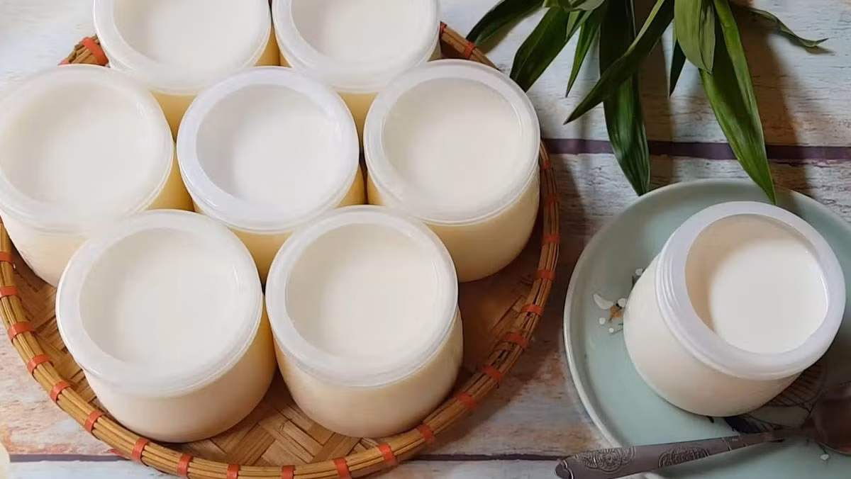 Sữa chua không đường cung cấp protein, canxi và các dưỡng chất có lợi cho chế độ ăn trong thai kỳ. Đây cũng có thể là lựa chọn cho bữa phụ thay thế những món ăn nhiều đường. Mẹ bầu nên đọc kỹ nhãn dinh dưỡng, ưu tiên sữa chua không đường và có thể kết hợp với một lượng nhỏ quả mọng hoặc các loại hạt. Ảnh: Bách hoá XANH