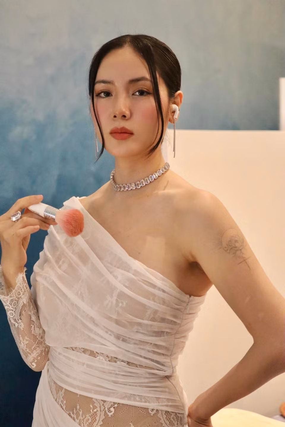 Ca sĩ Phương Linh cho biết cô phải tự trang điểm, làm tóc khi đi diễn xa. Ảnh: FB Tran Phuong Linh
