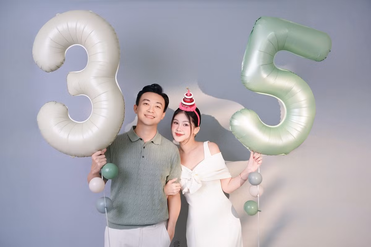 Hoa hậu Lê Âu Ngân Anh cùng tổ ấm nhỏ thực hiện bộ ảnh mới lưu giữ kỷ niệm, nhân dịp sinh nhật tuổi 35 của ông xã Phan Tô Ny. Ảnh: FB Lê Âu Ngân Anh
