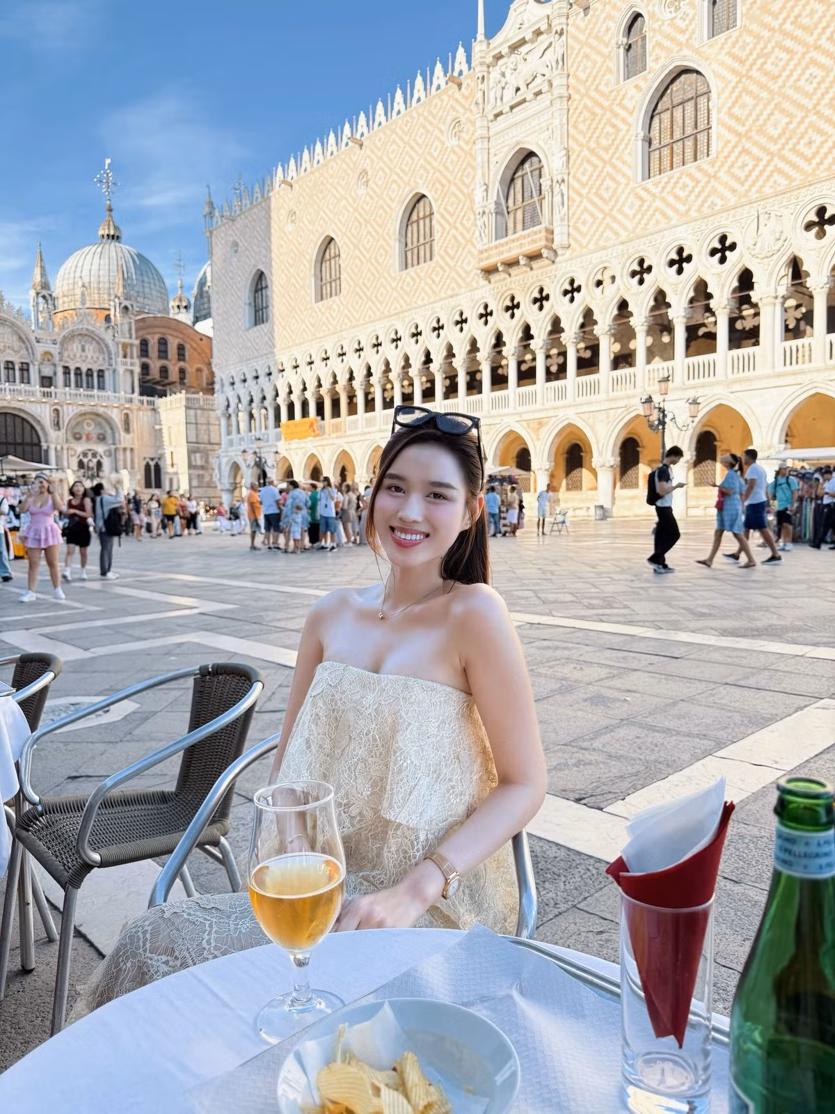 Mỗi lần check-in, Đỗ Thị Hà lại trở thành tâm điểm khen ngợi nhờ nhan sắc trẻ trung và phong cách thời trang thời thượng. Ảnh: FB Đỗ Thị Hà
