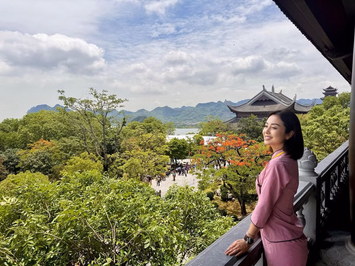 Hoa hậu Jennifer Phạm đăng ảnh đi chùa, chào đón tháng 8 âm lịch. Ảnh: FB Jennifer Pham