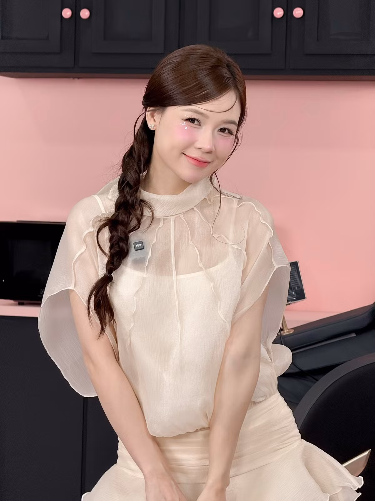 Gương mặt cô luôn rạng rỡ, làn da căng mịn và vóc dáng gọn gàng.
