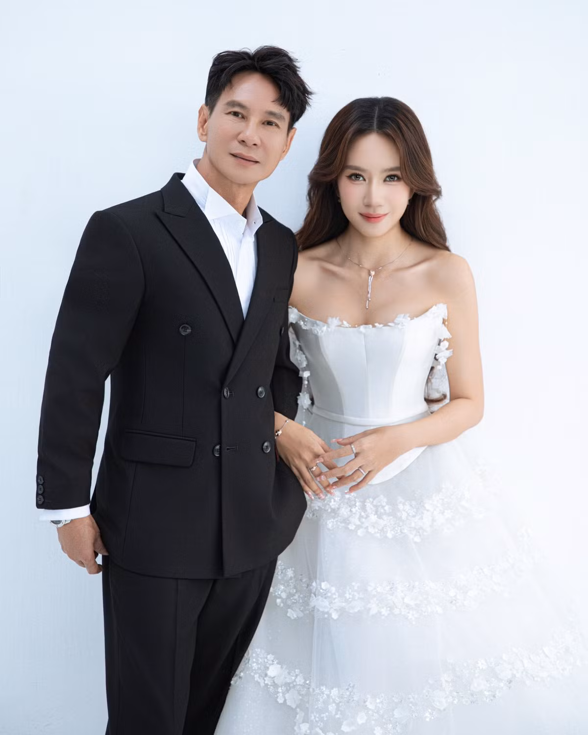 Dù sở hữu cuộc sống sung túc và nổi tiếng, vợ chồng Lý Hải và Minh Hà vẫn giữ lối sống giản dị, gần gũi. Cả hai thường xuyên cùng nhau tham gia các hoạt động thiện nguyện, lan tỏa những giá trị tích cực đến cộng đồng.