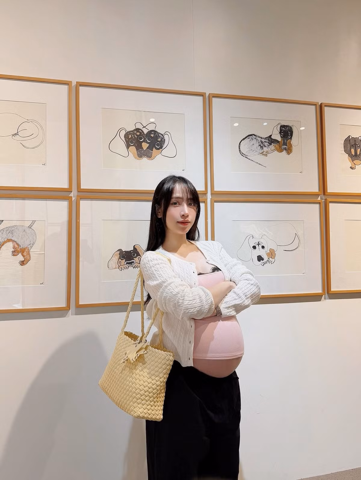 Joyce Phạm lần đầu làm mẹ ở tuổi 20 khi đón con trai Jayden vào năm 2020. Sau đó, gia đình lần lượt chào đón Jayla năm 2022, Jayson năm 2024 và Jayric năm 2025. Tháng 6 vừa qua, cô thông báo mang thai lần 5 ở tuổi 27. Hiện Joyce Phạm cùng gia đình đang háo hức chờ đón thành viên mới. Ảnh: FB Phạm Trần Nguyễn Minh Phạm