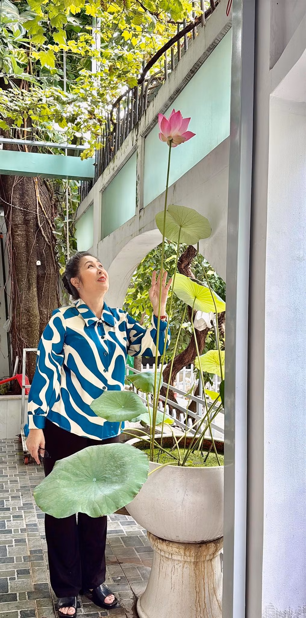 NSND Hồng Vân khoe khoảnh vườn nhỏ ngát hương sen trong căn biệt thự tại TP HCM. Ảnh: FB Hồng Vân