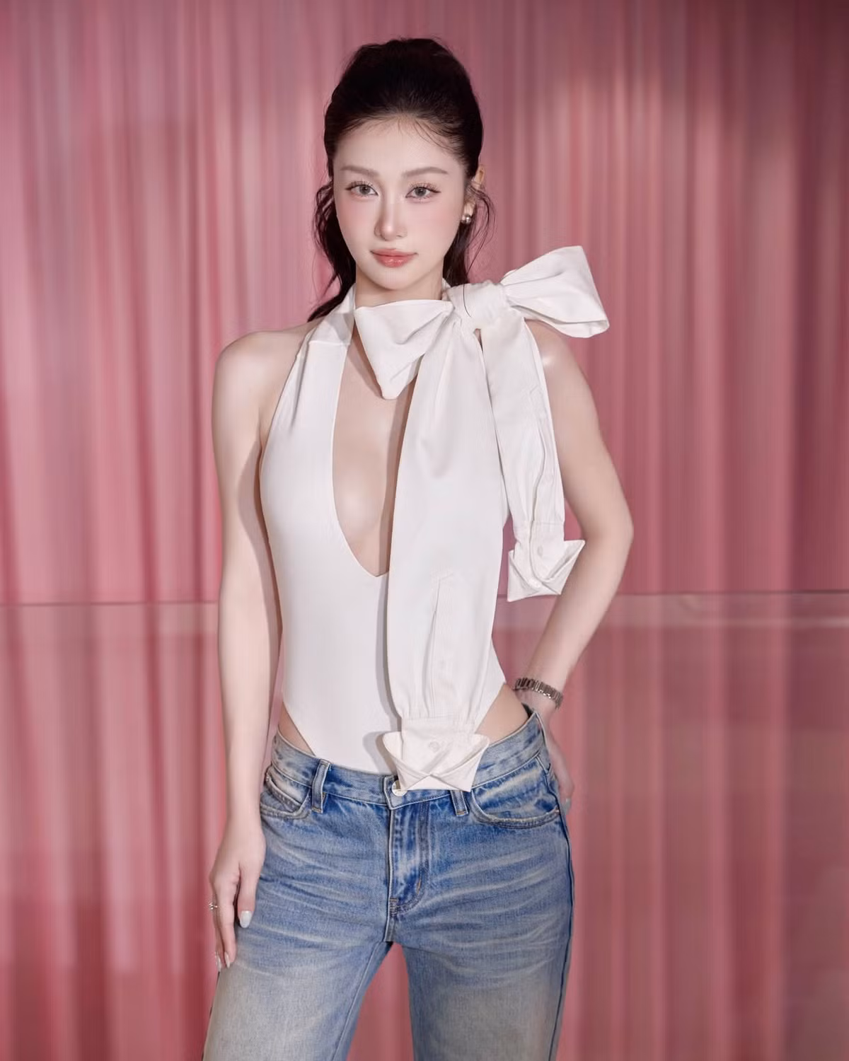 Không ít bức ảnh chụp cận mặt của cô từng lan truyền trên mạng xã hội bởi làn da mịn màng và đường nét gần như không góc chết. Ảnh: FB Jun Vũ