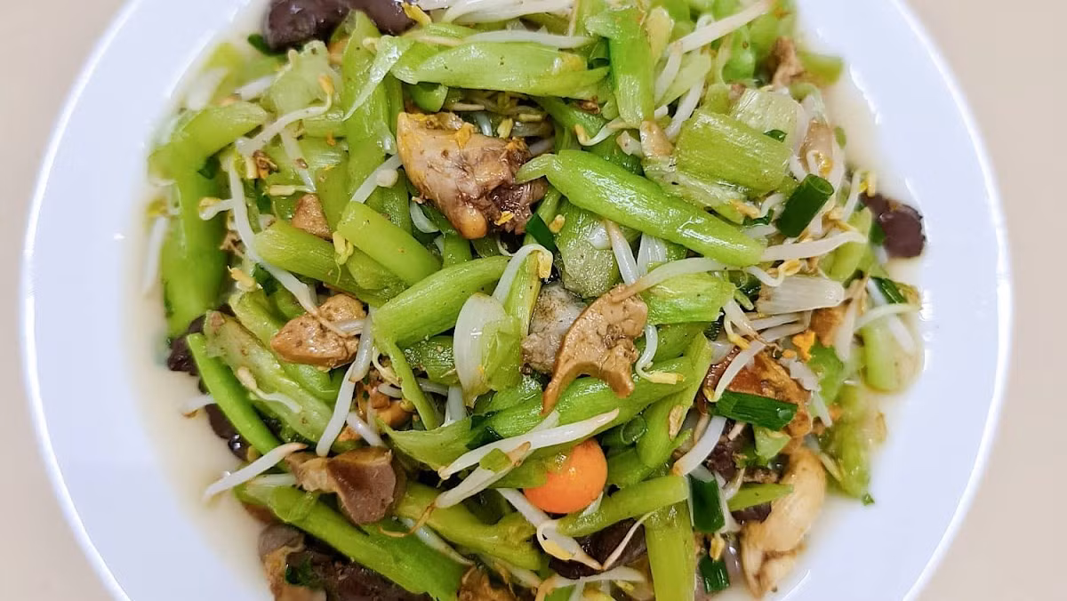 Dọc mùng không phù hợp với tất cả mọi người, người mắc bệnh gout nên chú ý khẩu phần và tham khảo ý kiến bác sĩ hoặc chuyên gia dinh dưỡng về chế độ ăn phù hợp. Ảnh: Điện máy XANH