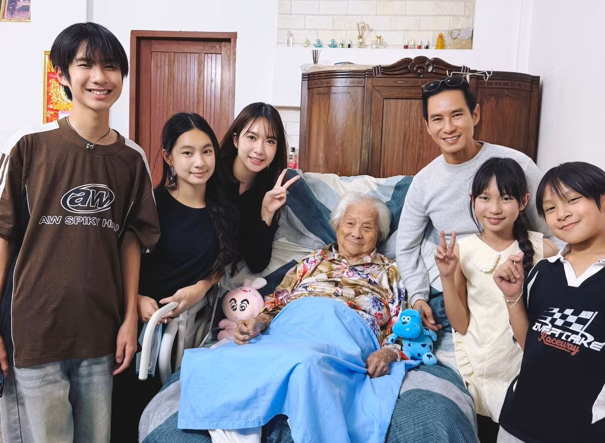 Lý Hải đưa vợ con về miền Tây thăm mẹ gần 100 tuổi. Ảnh: FB Ly Hai Minh Ha