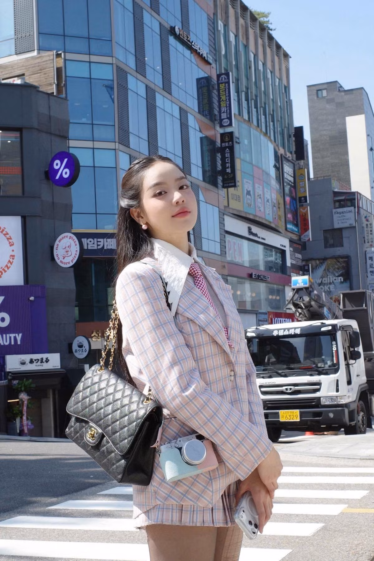 Nét thanh tú, dịu dàng vốn đã là “thương hiệu nhan sắc” của Thanh Thuỷ, nay càng được tôn lên khi đặt trong khung cảnh lãng mạn của xứ sở kim chi.