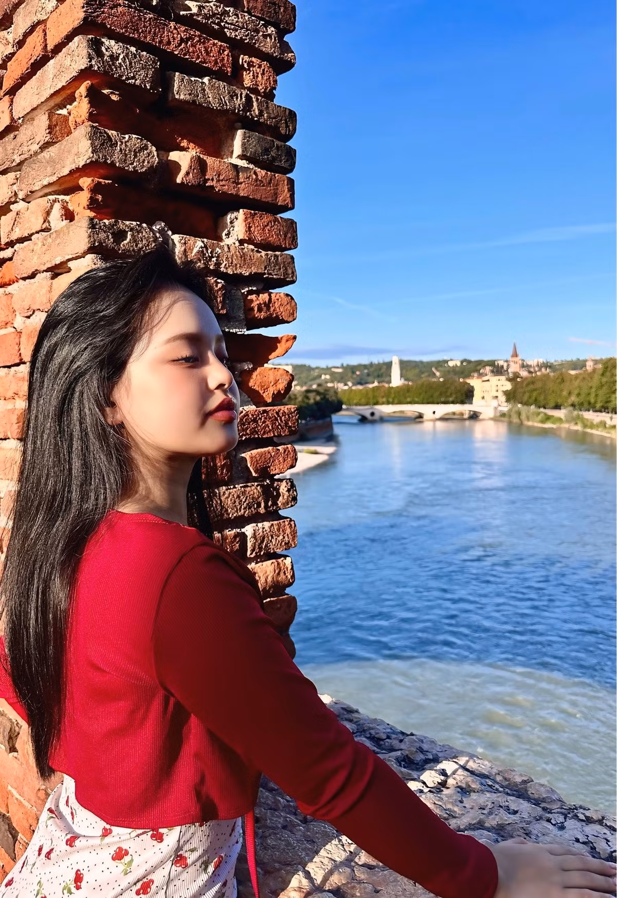 Trong chuyến tham quan bằng phương tiện công cộng và dạo quanh các địa điểm nổi tiếng, Suli khéo léo phối những trang phục họa tiết bắt mắt, thể hiện rõ cá tính mạnh mẽ và sự am hiểu về thời trang.