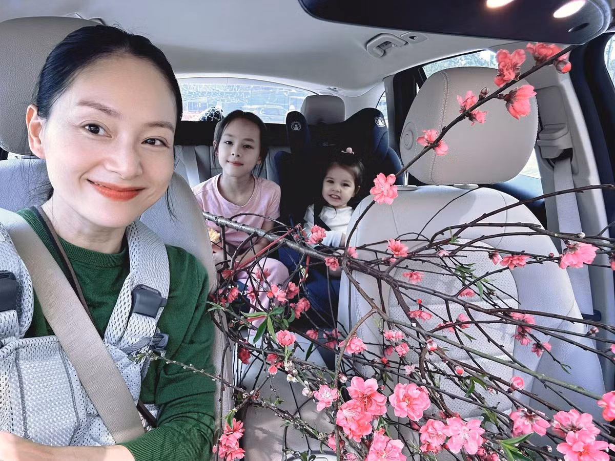 Mỗi ngày của cô đều diễn ra với cường độ cao, từ việc chăm lo sinh hoạt thường nhật như ăn uống, tắm rửa, đưa đón đi học đến dành thời gian chơi cùng con sau giờ học hay vào những ngày nghỉ.