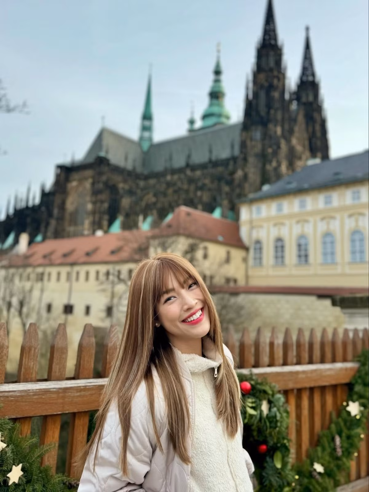 MC Hoàng Oanh tận hưởng không khí mùa đông trong chuyến du lịch đến Cộng hòa Czech. Ảnh: FB Vu Ngoc Hoang Oanh
