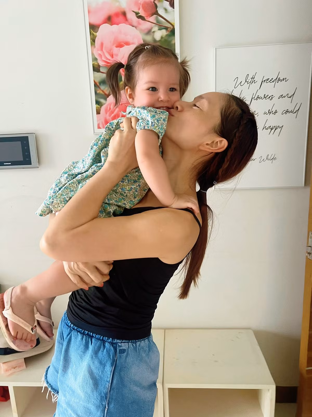 Diễn viên Lan Phương đưa hai con gái Lina và Mia về căn hộ cũ ở TP HCM nghỉ ngơi giữa lúc căng thẳng, mệt mỏi vì việc ly hôn. Ảnh: FB Lan Phương