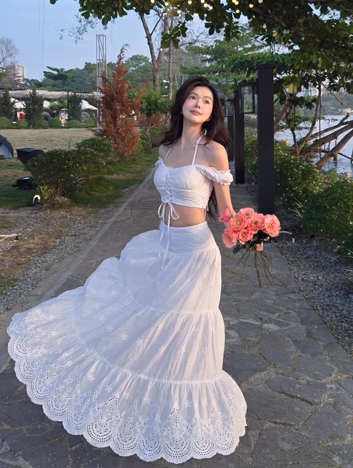 Cô nàng sở hữu vóc dáng đẹp và rất biết chọn trang phục để tôn đường cong cơ thể. Ảnh: FB Yên Đan