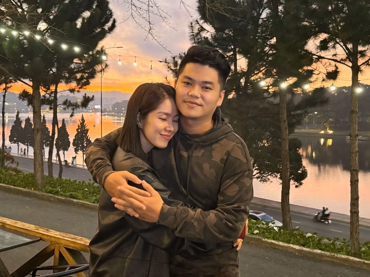 Chồng cô luôn đồng hành, chia sẻ và ủng hộ vợ trong công việc, tạo nên sự cân bằng giữa nghệ thuật và đời sống riêng.