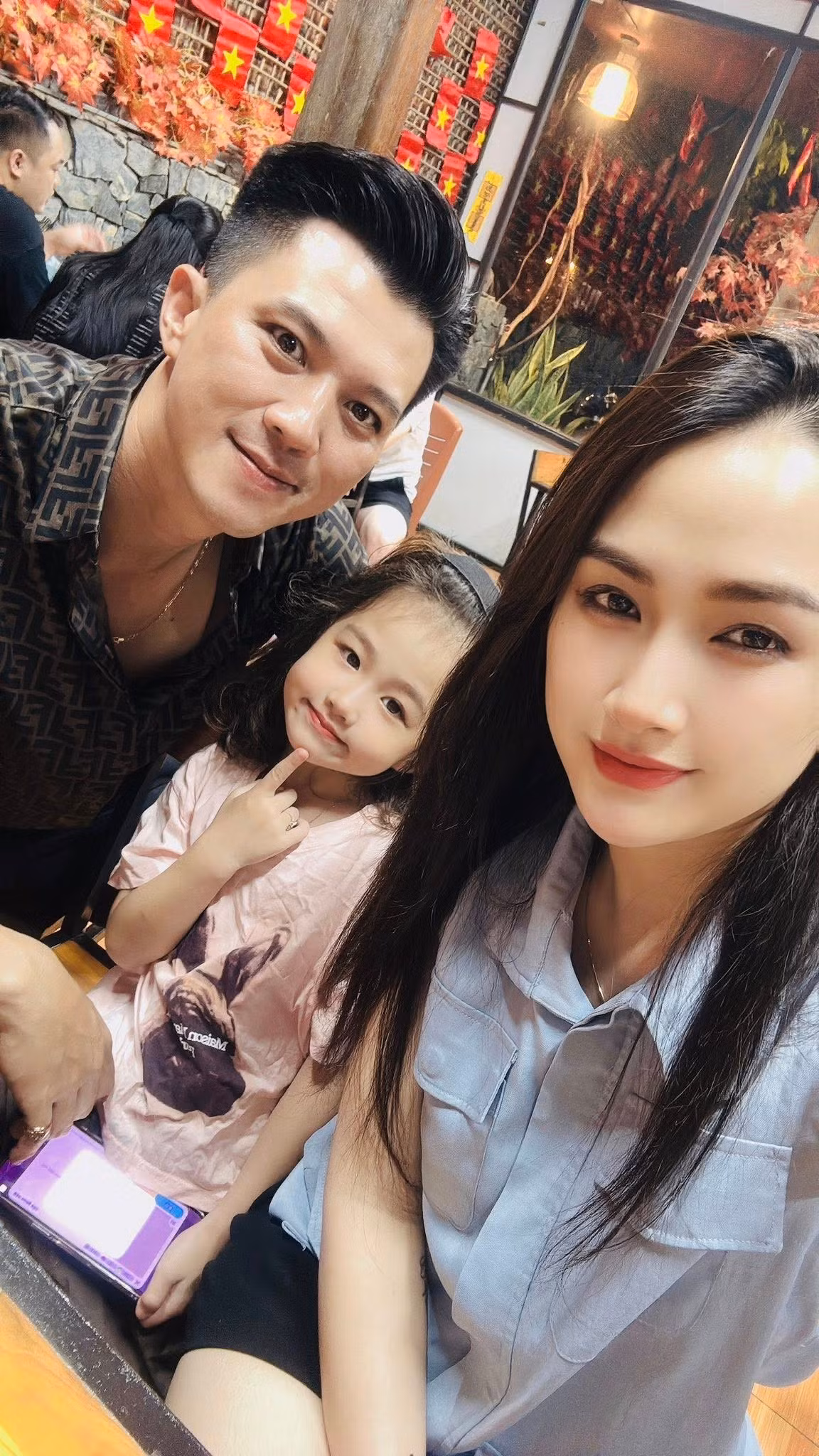 Bên cạnh sự nghiệp thành công, Hà Việt Dũng còn được ngưỡng mộ bởi cuộc sống hôn nhân hạnh phúc bên bà xã xinh đẹp Hà Thị Nhung.