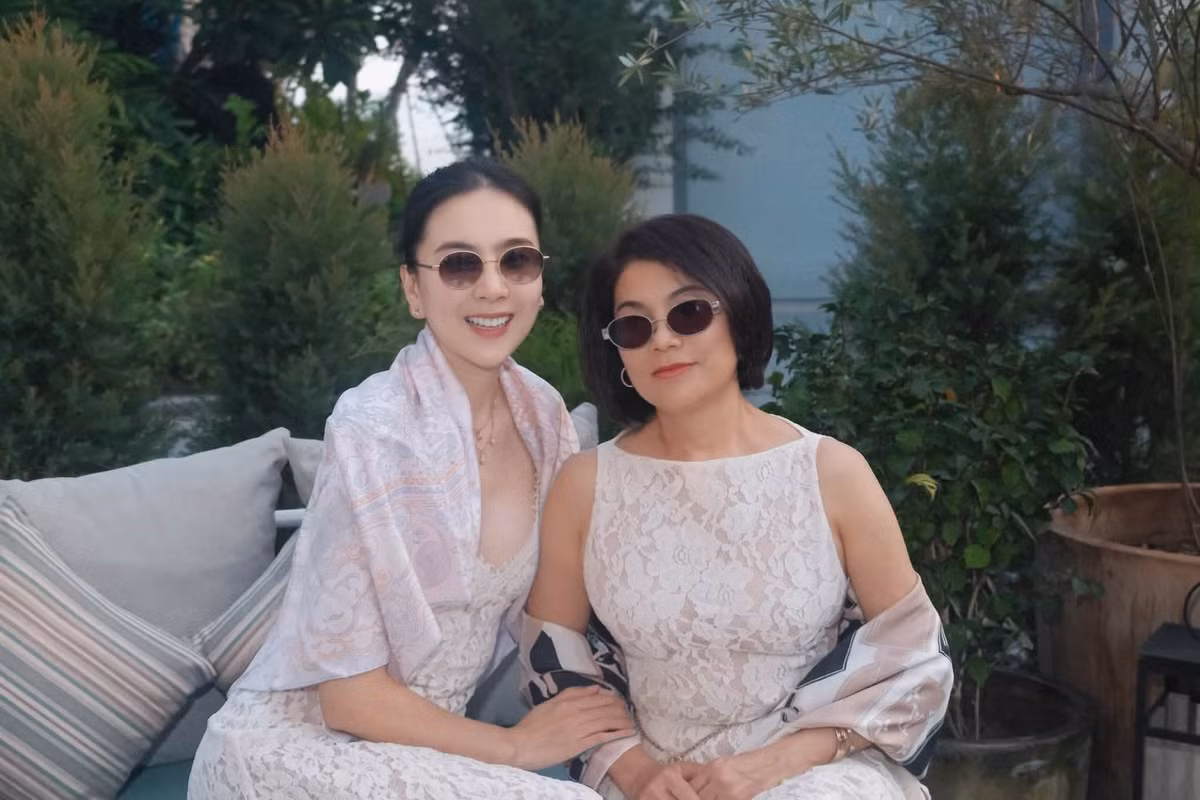 Mới đây, Mai Ngọc chia sẻ loạt hình ảnh chụp cùng mẹ trong chuyến đi nghỉ dưỡng. Bên cạnh những khoảnh khắc vui vẻ của hai mẹ con, diện mạo của mẹ nữ MC nhanh chóng thu hút sự chú ý. Ảnh: FB Mai Ngọc