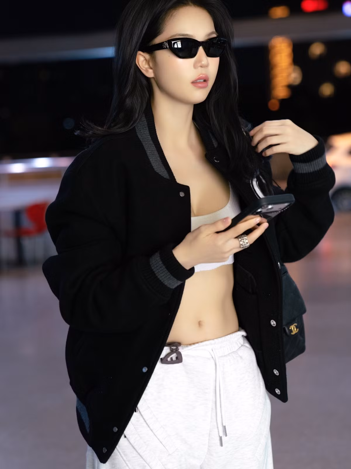 Người đẹp Ngọc Trinh khoe eo 'con kiến' khi ra sân bay. Ảnh: FB NGỌC TRINH