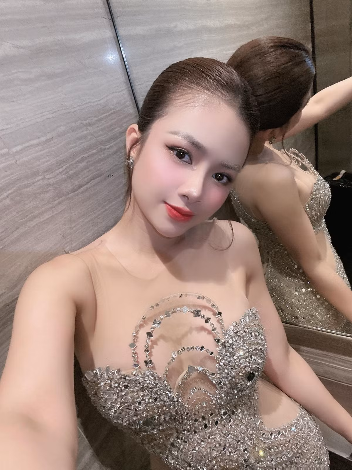 Không chỉ ngày càng trẻ trung, Dương Hoàng Yến còn liên tục "thăng hạng" về nhan sắc lẫn vóc dáng, đặc biệt còn có làn da sáng mịn.