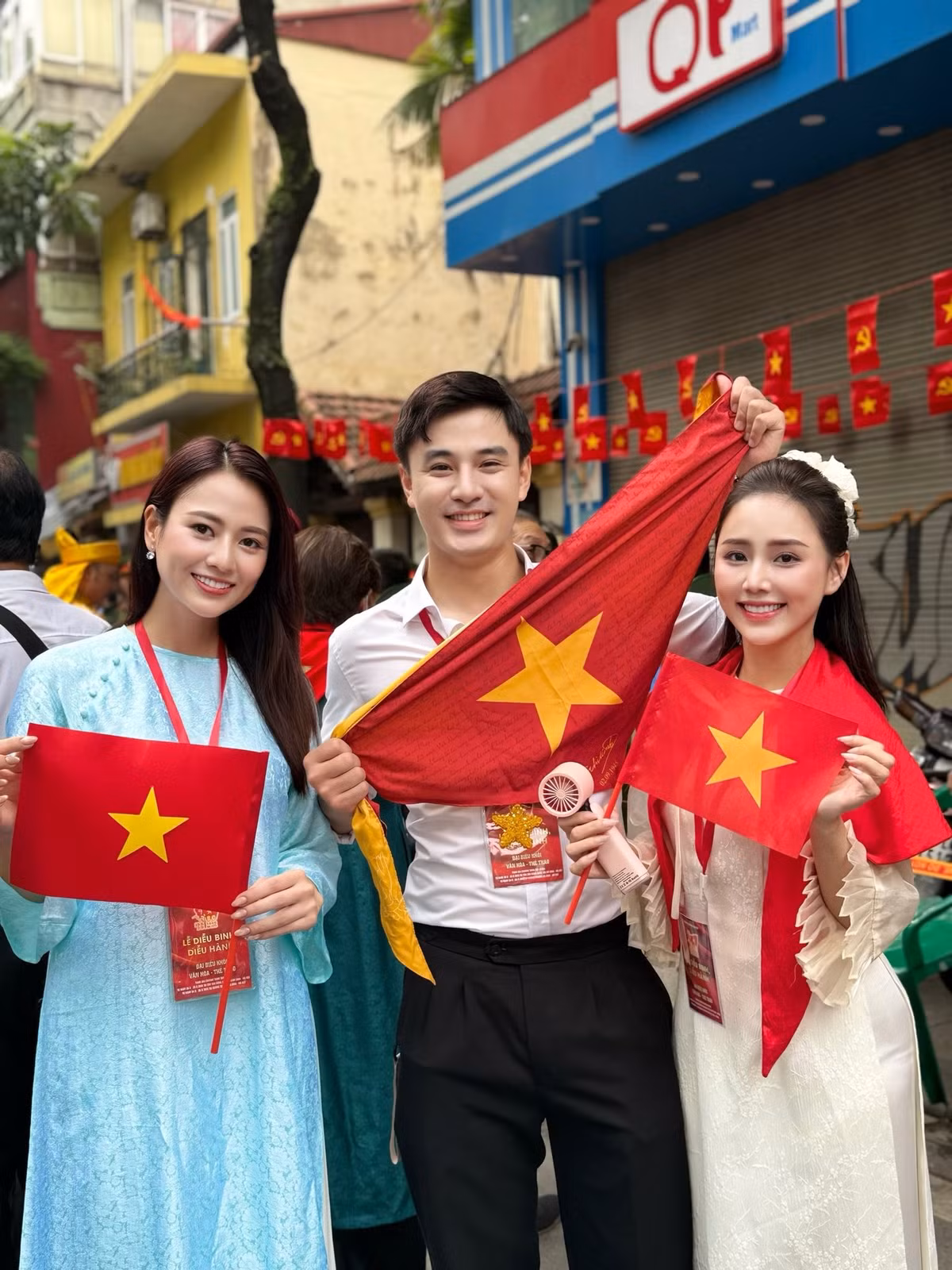 Giữa không khí trang nghiêm của buổi sơ duyệt, nụ cười trong sáng cùng gương mặt rạng rỡ của cô đã thu hút mọi ánh nhìn.
