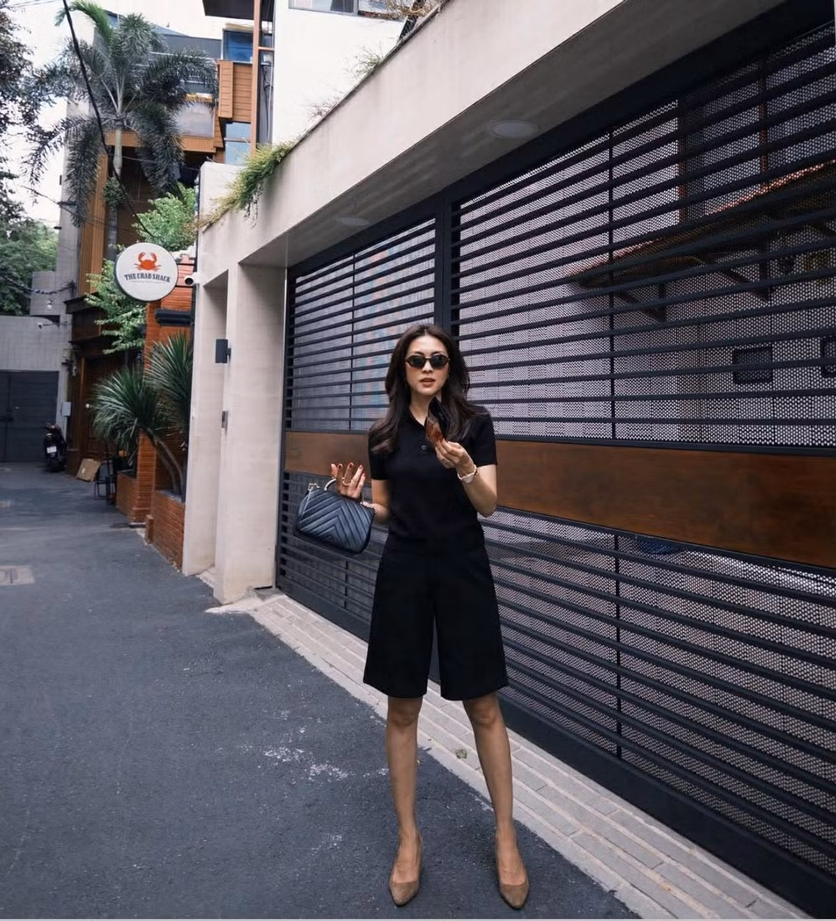 Không cần những bộ cánh cầu kỳ hay lối trang điểm đậm, Hà Tăng ghi điểm tuyệt đối bởi vóc dáng thanh mảnh, làn da khỏe khoắn và thần thái sang trọng, chuẩn phong cách "dâu hào môn".