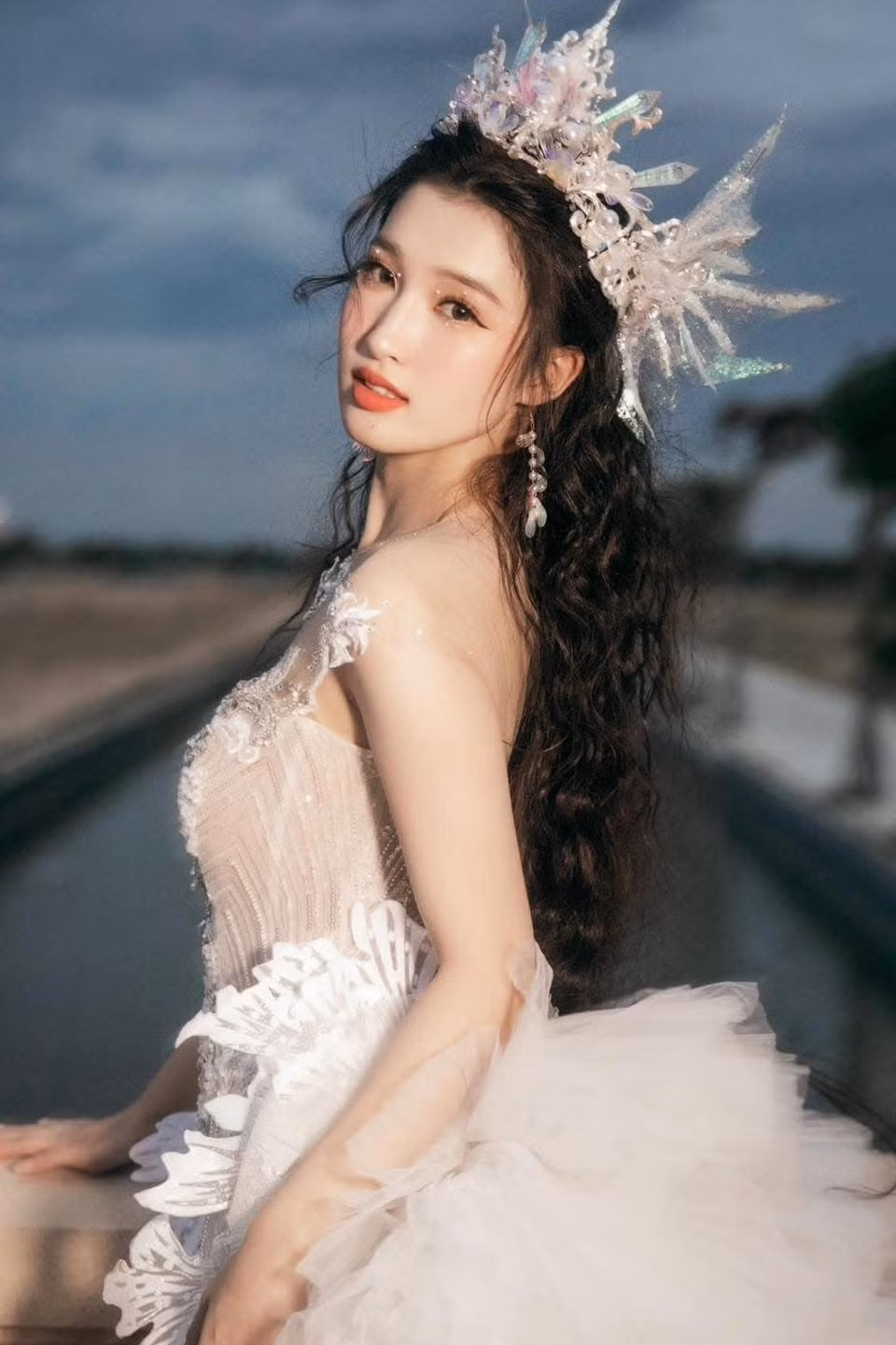 Ở thời điểm trước khi lấy chồng, Phương Nhi theo đuổi phong cách nhẹ nhàng, nữ tính, đặc biệt là trong giai đoạn đại diện Việt Nam tham gia Miss International 2023.