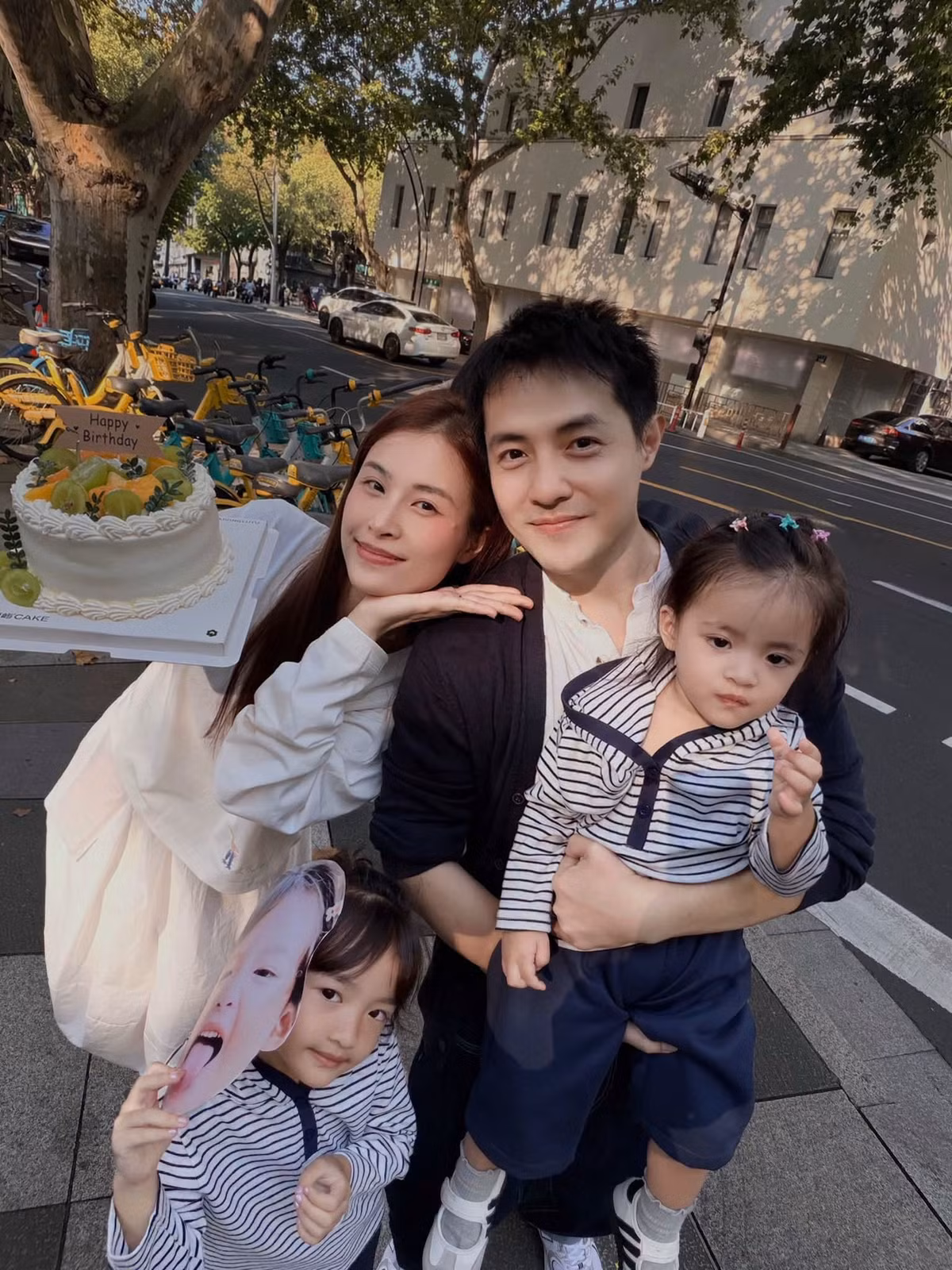 Bộ ảnh tại Ô Trấn một lần nữa cho thấy sức hút của Winnie – cô bé thường xuyên trở thành tâm điểm trong những chuyến đi cùng bố mẹ. Ảnh: FB Ông Cao Thắng
