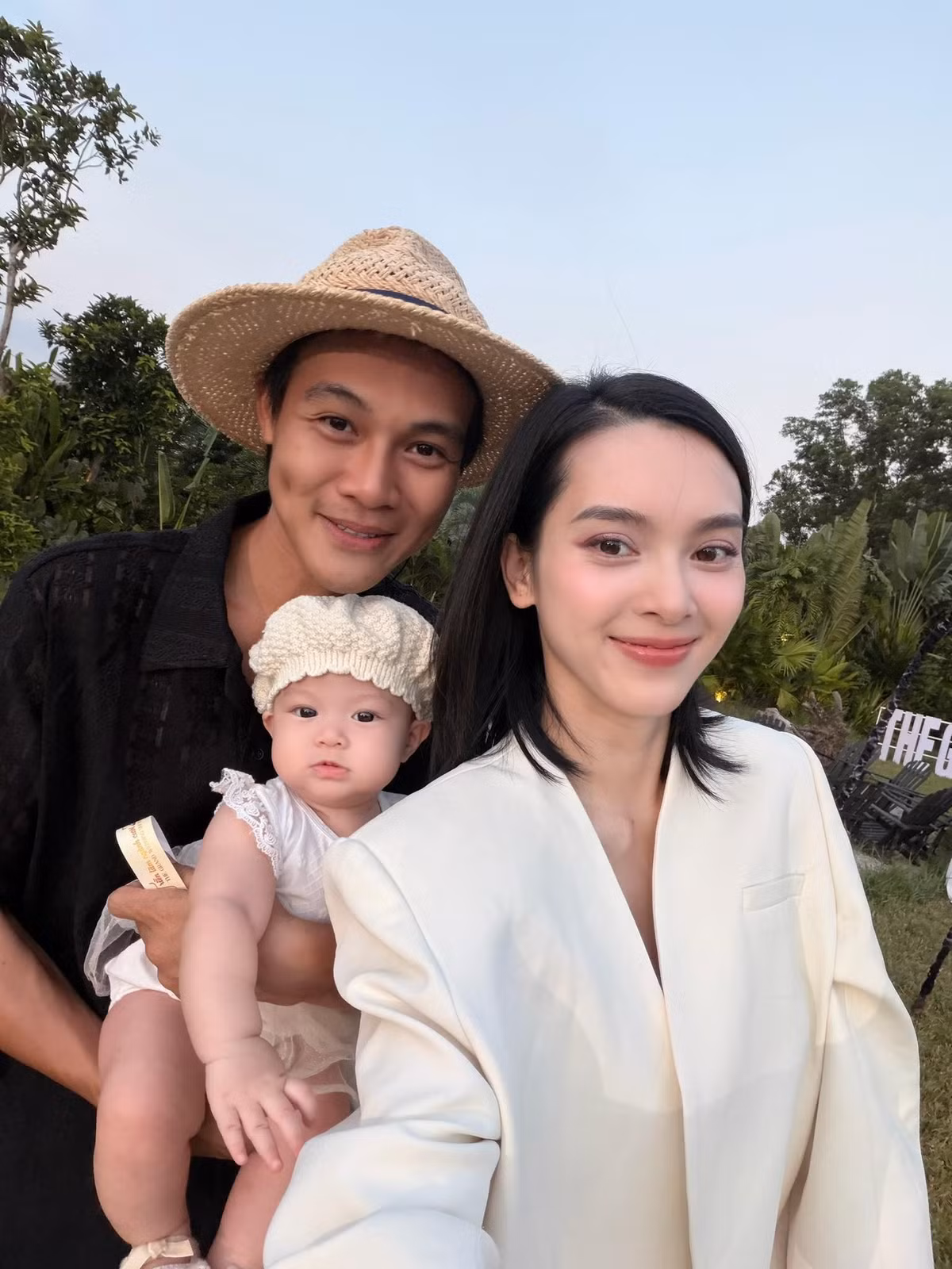 Quỳnh Lương cùng ông xã Tiến Phát bế con gái đến thăm khu nghỉ dưỡng của gia đình tại Vĩnh Long. Ảnh: FB Quỳnh Lương