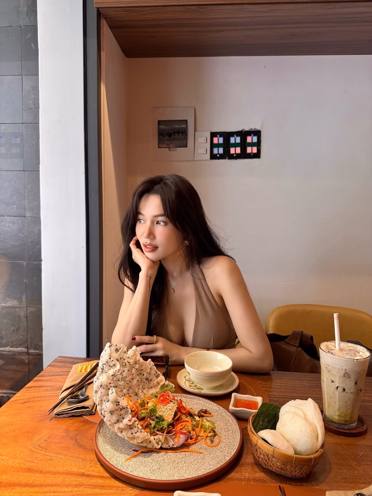 Thiết kế kiểu yếm khoét ngực sâu giúp nữ ca sĩ khoe trọn vòng một đầy đặn.